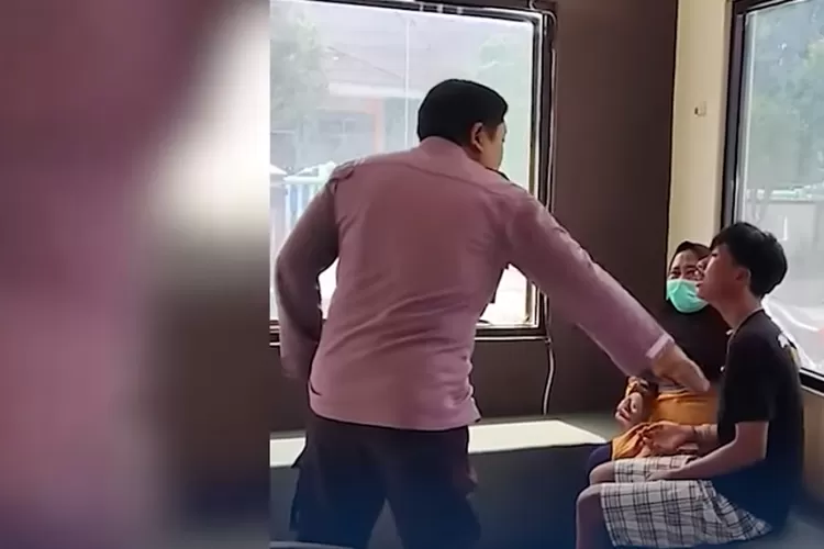 Kisah Satrio di Gorontalo mewek dibawa ibu ke kantor polisi.  (Foto/YouTube.)