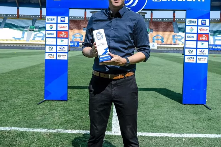 Paul Munster Saat Mendapatkan Penghargaan Pelatih Terbaik Liga 1 Bulan September (Foto/Instagram @coach.munster)