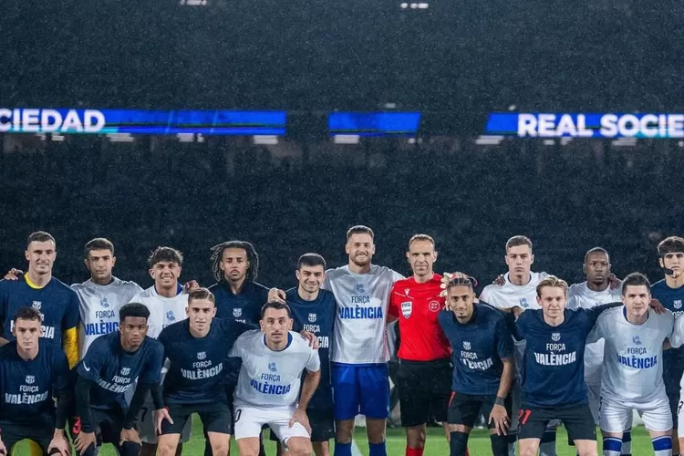 Tim Barcelona dan Tim Real Sociedad Foto Bersama (Foto/Instagram @fcbarcelona)