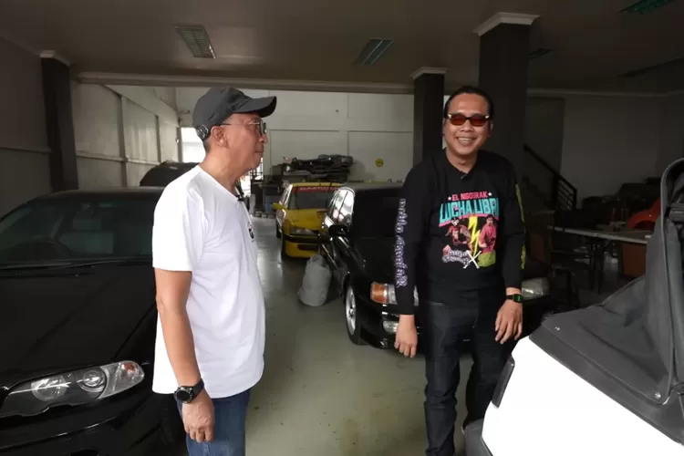 Gofar Hilman Restorasi Mobil Klasik di Bengkel Om Didit.(Foto/Yotube Gofar Hilman)