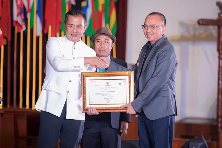 PPID Kota Bandung Raih Penghargaan&nbsp;Badan Publik Informatif. (Foto/Humas Pemkot Bandung.)