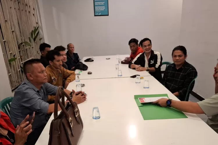 Pertemuan antara Gerakan Gubernur Aing Dedi Mulyadi (Gadil) dukung Dokter Rayendra dan Eka Maulana. (Foto/Dok tim publikasi.)