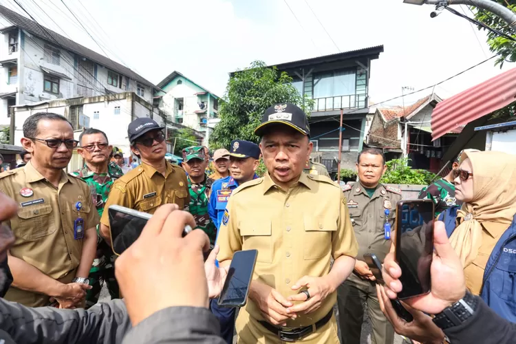 Tinjau Lokasi Kirmir Ambruk, Pj Wali Kota Bandung Pastikan Tanggul Sungai Citepus Segera Diperbaiki. (Foto/Humas Pemkot Bandung.)