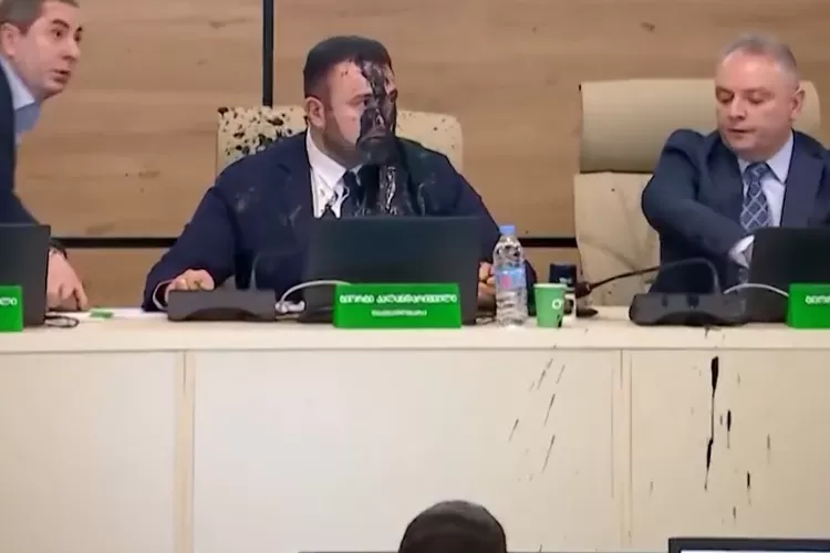 ketua kpu gergonia disiram cat