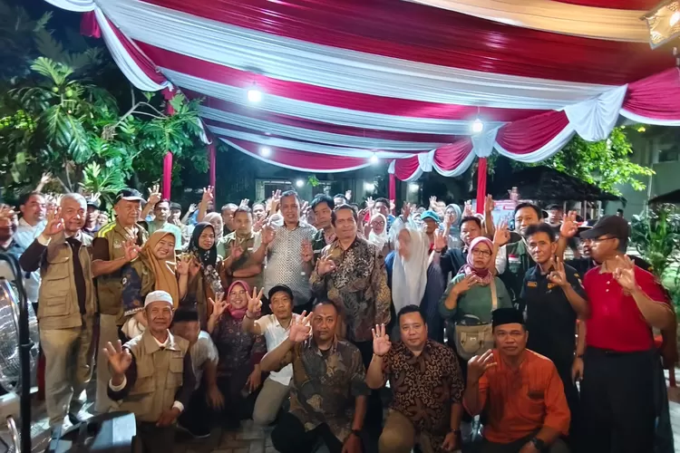 Ratusan LPM Kota Bekasi Kompak Dukung Tri Adhianto-Harris Bobihoe. (Foto/Istimewa/Fajar Saputra.)