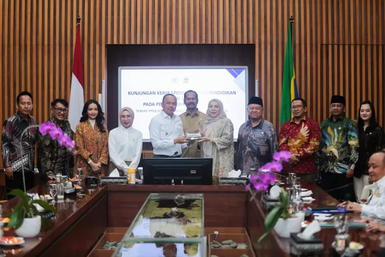 Pemkot Bandung dan Komisi X DPR RI Bahas Evaluasi Zonasi PPDB, Kurikulum Merdeka, dan Ujian Nasional. (Foto/Humas Pemkot Bandung.)