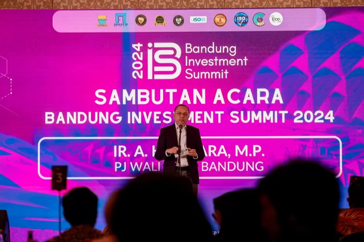 Pj Wali Kota Bandung di Panggung Bandung Investment Summit 2024. (Foto/Humas Pemkot Bandung.)