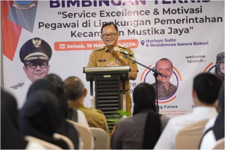 Pj. Wali Kota Bekasi, Gani Muhamad, membuka secara resmi Bimbingan Teknis (Bimtek) Service Excellent dan Motivasi Pegawai yang digelar di Aula Hotel Horison Suite &amp; Residence Iswara. (Foto/Humas Pemkot Bekasi.)