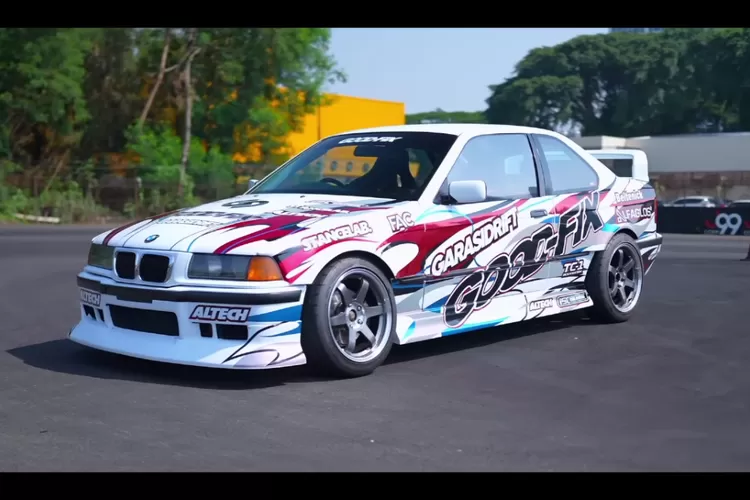 Garasi Drift sukses menyelesaikan proyek modifikasi BMW E36 sebagai mobil drifting pertama mereka. Proyek kolaborasi dengan Goodfix ini menelan biaya total Rp246,35 juta, masih dalam batas budget Rp250 juta yang ditetapkan.  (Foto/Youtube Garasi Drift)