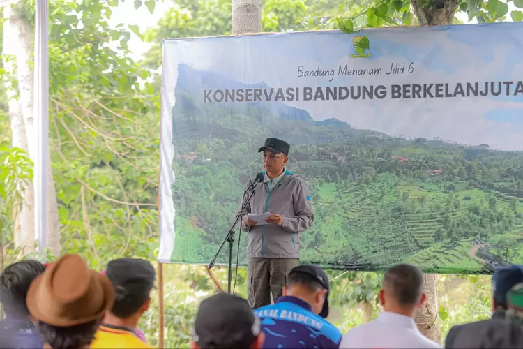 Pj Wali Kota Bandung di Acara Bandung Menanam Jilid 6. (Foto/Humas Pemkot Bandung.)
