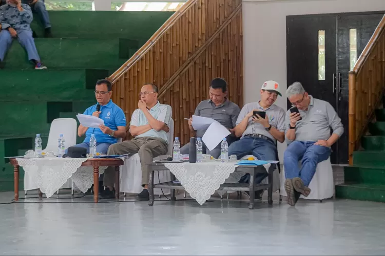 Pj Wali Kota Bandung dalam Rapat Evaluasi Satgas Penanganan Sampah Terpadu di Bale Utama Teras Sunda Cibiru, Sabtu 23 November 2024. (Foto/Humas Pemkot Bandung.)