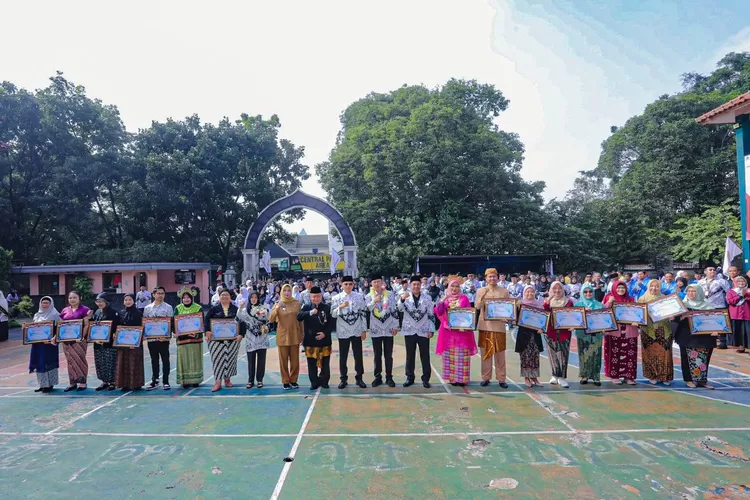 Peringati Hari Guru Nasional, Pemkot Bandung Berikan Penghargaan Kepada Sejumlah Guru. (Foto/Humas Pemkot Bandung.)