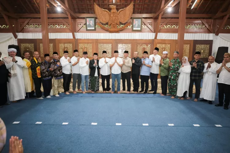 Doa Bersama Lintas Agama: Wujudkan Pilkada Damai dan Sejuk di Kota Bandung. (Foto/Humas Pemkot Bandung.)