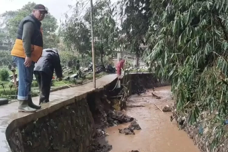 Pemkot Bandung Bergerak Cepat Atasi Kirmir Jebol di TPU Cikutra. (Foto/Humas Pemkot Bandung.)