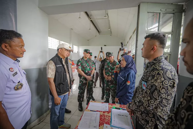 Pj Wali Kota Bandung Saat Memantau Kondisi TPS Pilkada Bandung. (Foto/Humas Pemkot Bandung.)