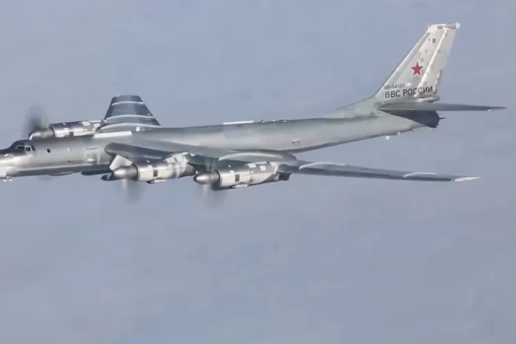 Rusia menerbangkan tujuh pesawat pengebom strategis Tu-95MS.