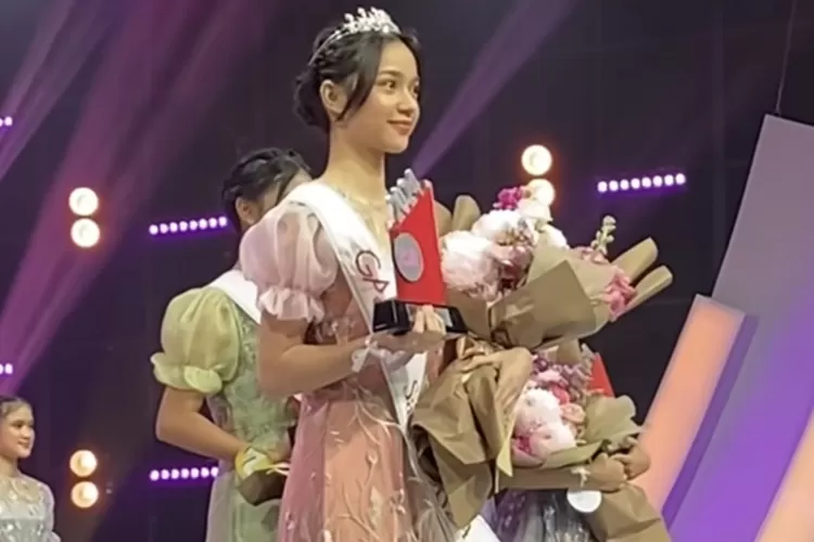 Sydney Azkassyah Yusuf, putri dari aktris dan mantan finalis Gadis Sampul 1991, Cut Tari, baru saja mencatat sejarah baru dengan meraih gelar juara Gadis Sampul 2024. (instagram @gadismagz)