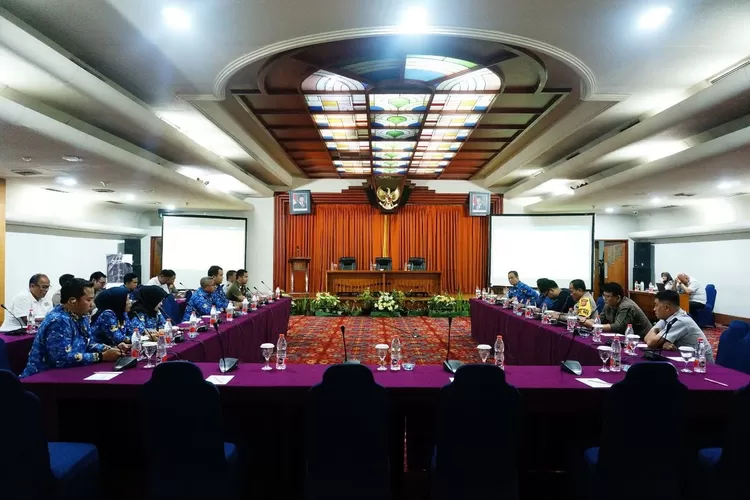 Rapat Koordinasi Persiapan Rapat Pleno Penghitungan Perolehan Suara Pemilihan Gubernur dan Wakil Gubernur Jawa Barat serta Walikota dan Wakil Walikota Bandung Tahun 2024 di Savoy Homann, Senin 2 Desember 2024. (Foto/Humas Pemkot Bandung.)