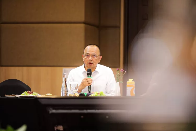 Pj Wali Kota Bandung Saat membuka High Level Meeting TPID Kota Bandung di Hotel Grand Tjokro, Selasa 3 Desember 2024. (Foto/Humas Pemkot Bandung.)