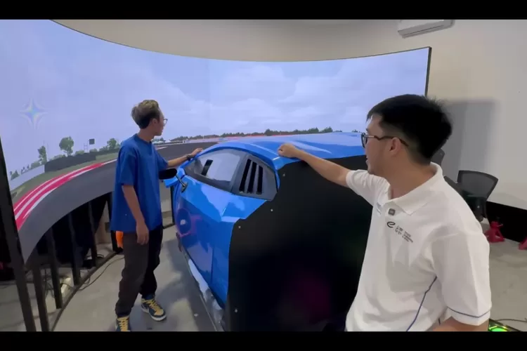 Virtus Technologies meluncurkan simulator canggih berbentuk mobil super Hurac&aacute;n Super Trofeo di Indonesia. Simulator ini menjadi yang pertama di Asia Tenggara. (Youtube Ziko Harnadi)