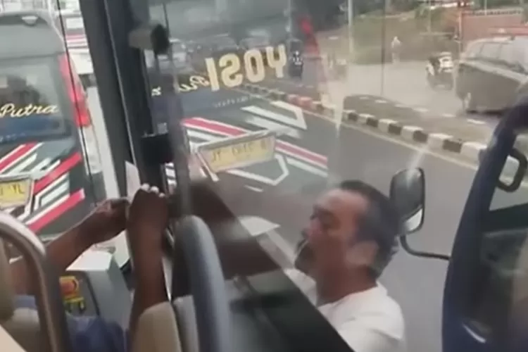 Sopir Elf di Bekasi Intimidasi Hingga Turunkan Paksa Penumpang BisKita Trans Wibawa Mukti. Foto: TikTok.