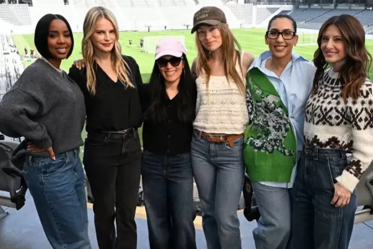  Kendrick Lamar, Olivia Wilde, Kelly Rowland, Ali Wong dan Demi Lovato termasuk diantara selebritas yang membantu 500 pelajar kurang mampu di Los Angeles merayakan liburan di Stadion BMO  (tangkap layar @baby2baby)