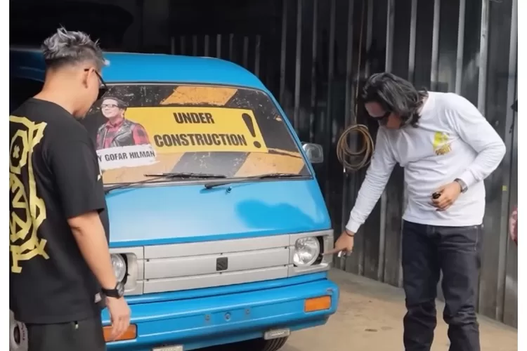 Proyek modifikasi angkot di R2 Project memadukan budaya Minang dan Jepang, dipimpin oleh Gofar Hilman dan tim. (Youtube Platinum  Auto Workshop)