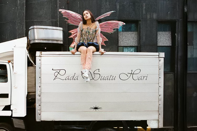 Poster Album Terbaru Maudy Ayunda ( TL Akun X @Froyonion)