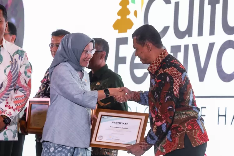 Pemkot Bandung Raih Penghargaan Indeks BerAKHLAK Terbaik dari Kemenpan RB. (Foto/Humas Pemkot Bandung.)