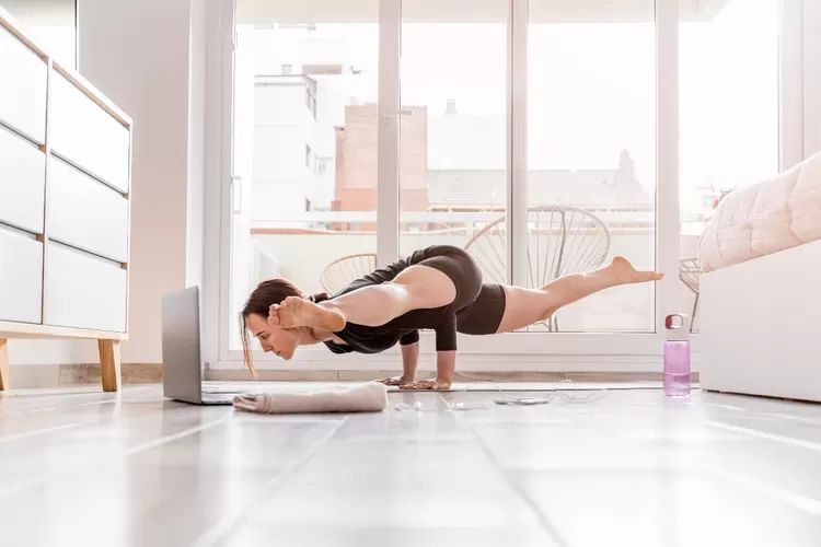 floating yoga mengkombinasikan elemen akrobatik dan yoga (foto/freepik.com)