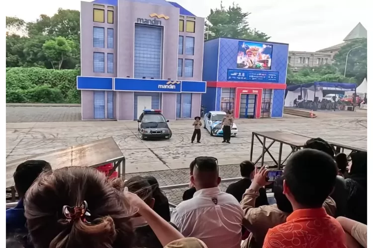 Indonesia International Stuntman Show resmi dibuka pada 29 November 2024 di TMII dan akan berlangsung hingga 12 Januari 2025. Acara ini menampilkan aksi spektakuler seperti drifting, mobil berjalan dengan dua roda, dan atraksi melompati rintangan dari stuntman lokal. (Youtube Fitra Eri)