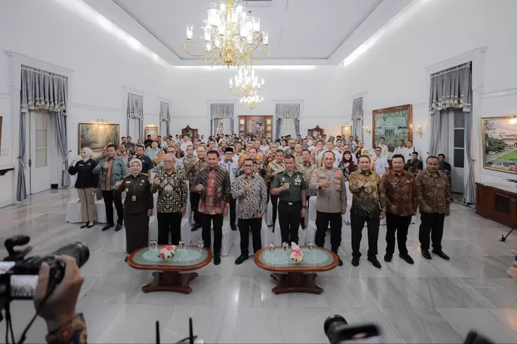 Pemkot Bandung Terima DIPA Petikan dan Buku Alokasi TKD 2025, Pembangunan Sinergi Wujudkan Indonesia Emas. (Foto/Humas Pemkot Bandung.)