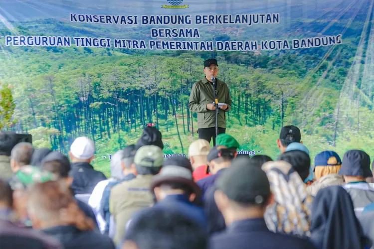 Pj Wali Kota bandung di acara penanaman pohon bersama perguruan tinggi di Taman Kehati, Sabtu 14 Desember 2024. (Foto/Humas Pemkot Bandung.)