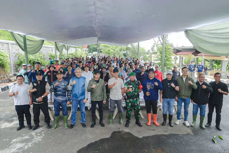 Pemkot Bandung dan 50 Perguruan Tinggi Tanam 717 Pohon di Taman Kehati Cibiru. (Foto/Humas Pemkot Bandung.)
