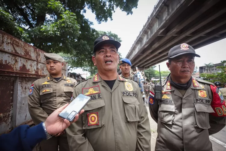 Satpol PP Kota Bandung Lanjutkan Penertiban Bangunan Liar di Depan Balai Yasa PT KAI. (Foto/Humas Pemkot Bandung.)