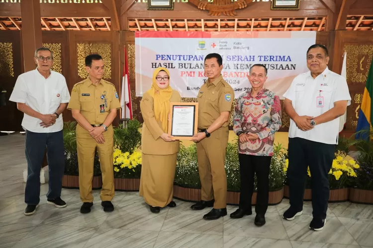 Pj Sekda Kota Bandung di Acara Serah Terima Hasil Bulan Dana PMI. (Foto/Humas Pemkot Bandung.)