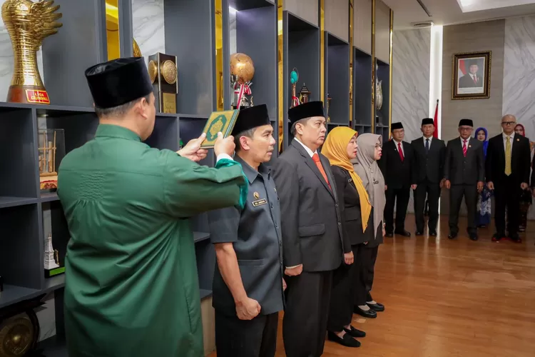 Lantik 61 ASN Jabatan Fungsional, Pj Wali Kota Ingatkan Pentingnya Masa Transisi Kepemimpinan. (Foto/Humas Pemkot Bandung.)