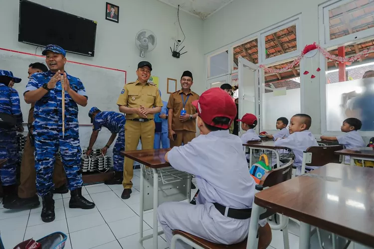 Pj Wali Kota Bandung&nbsp;Luncurkan Program Distribusi Makan Siang Sehat Bergizi. (Foto/Humas Pemkot Bandung.)