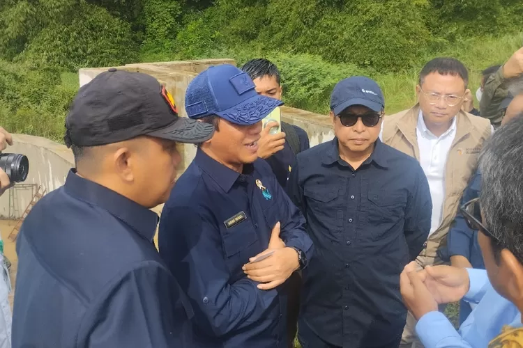 Menteri Lingkungan Hidup Hanif Faisol Nurofiq, saat sidak ke Danau Lido.