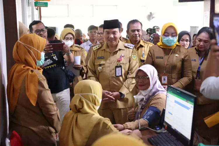 Pj Bupati Bogor Tinjau Langsung Pengecekan Kesehatan Gratis di Cimandala. (Foto/Tim Komunikasi Publik/Diskominfo Kabupaten Bogor.)