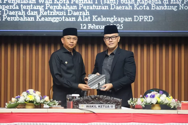 Pj Wali Kota Bandung Sampaikan Usulan Perubahan Perda Pajak dan Retribusi Daerah. (Foto/Humas Pemkot Bandung.)