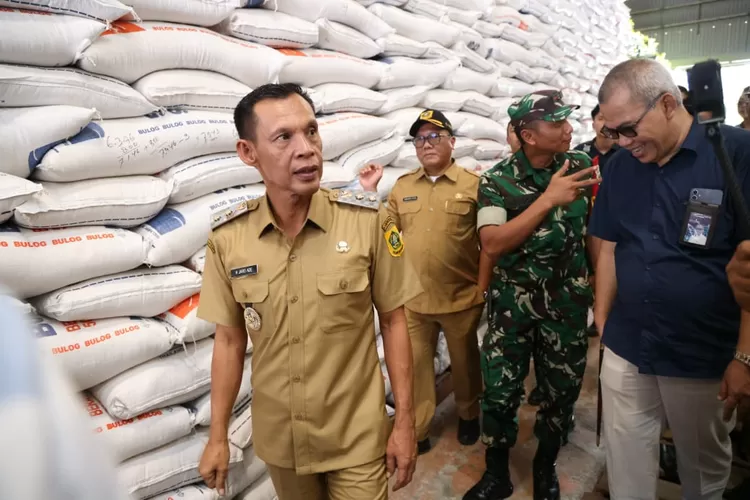 Jaro Ade Saat Melakukan Sidak Pasar Leuwiliang dan Cek Ketersediaan Beras di Bulog. (Foto/Tim Komunikasi Publik/Diskominfo Kabupaten Bogor.)