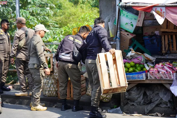 Rudy Susmanto Apresiasi Jajarannya Gercep Respon Aduan Masyarakat Tertibkan Bangunan Liar. (Foto/Tim Komunikasi Publik/Diskominfo Kabupaten Bogor.)