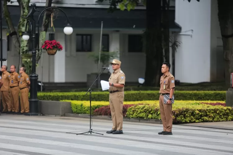 Wali Kota Bandung, Muhammad Farhan, dalam apel pagi di Balai Kota, Senin 10 Maret 2025. (Foto/Humas Pemkot Bandung.)