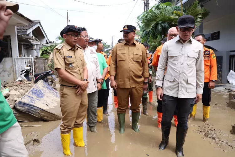 Wamendagri Tinjau Lokasi Banjir di Gunung Putri. (Foto/TIM KOMUNIKASI PUBLIK / DISKOMINFO KABUPATEN BOGOR.)