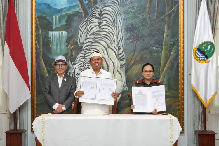 Gubernur Jawa Barat Dedi Mulyadi saat melakukan penandatanganan Nota Kesepahaman tentang Penanganan Permasalahan Hukum di Bidang Perdata dan Tata Usaha Negara antara Pemdaprov Jabar dengan Kejaksaan Tinggi Jabar di Bale Pakuan, Kota Bandung, Selasa (15/4/2025). (Foto/Humas Jabar.)