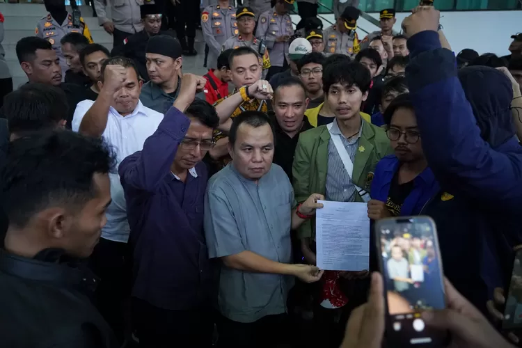 Ketua DPRD Kota Bogor temui massa demo tolak RUU TNI. (Foto/Humas DPRD Kota Bogor.)