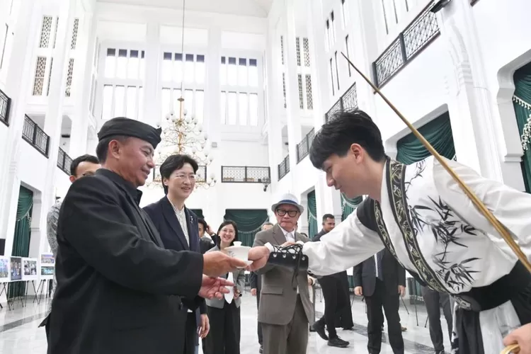 Sekretaris Daerah Provinsi Jawa Barat, Herman Suryatman, saat menerima kunjungan kehormatan Gubernur Provinsi Sichuan, China, Shi Xiaolin, di Gedung Sate, Kota Bandung, Kamis (24/4). (Foto/Humas Jabar.)