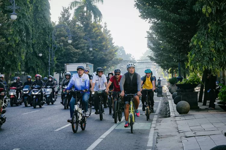 Wali Kota Bandung Tinjau Jalur BRT, Simulasi dengan Gunakan Sepeda. (Foto/Humas Kota Bandung.)