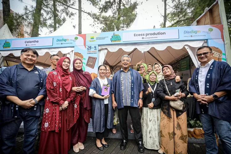 Wali Kota Bandung Muhammad Farhan saat membuka Festival Kuliner Takbenda dan Festival Sentra Industri Kota Bandung di Cihampelas Walk, Sabtu, 26 April 2025. (Foto/Humas Kota Bandung.)